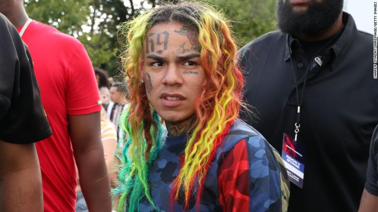 El rapero Tekashi 6ix9ine es condenado a 2 años de prisión por extorsión.