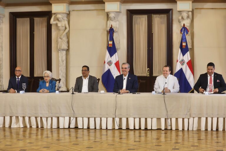 Abinader apela al Senado para modificar la Ley de Contrataciones Públicas