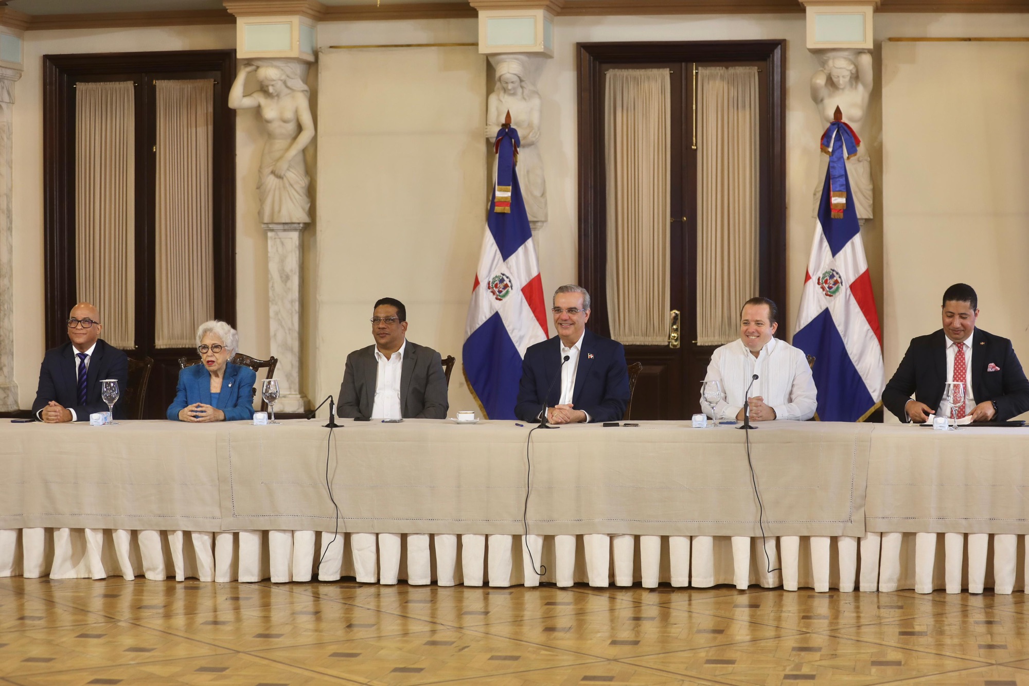 Abinader apela al Senado para modificar la Ley de Contrataciones Públicas
