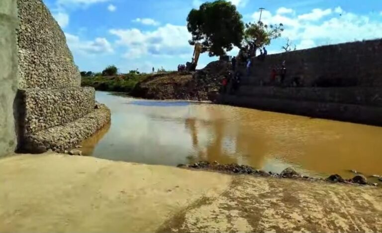 Haití abre canal de Juana Méndez y baja el caudal del río Masacre