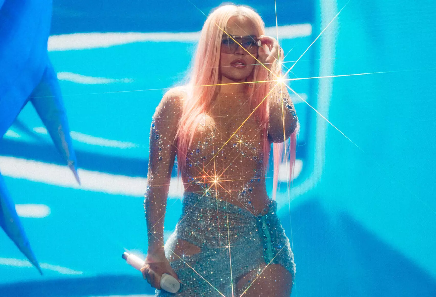 Karol G lleva como invitadas especiales a sus conciertos a 40 niñas y adolescentes de Boca Chica