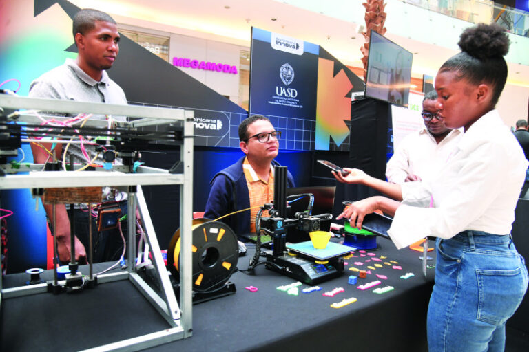 Jóvenes muestran proyectos tecnológicos en feria de innovación