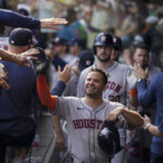 Kyle Tucker pega jonrón y los Astros vencen 8-2 a los Rockies en México