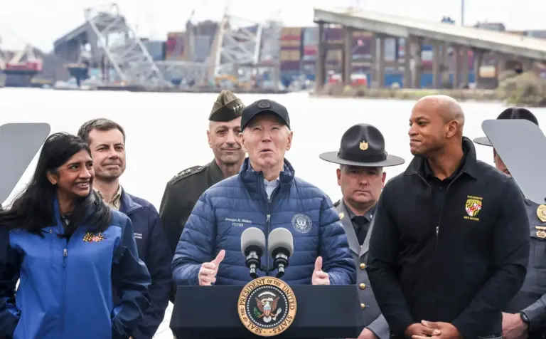 Biden visita el puente de Baltimore y promete poner todo su empeño en la reconstrucción