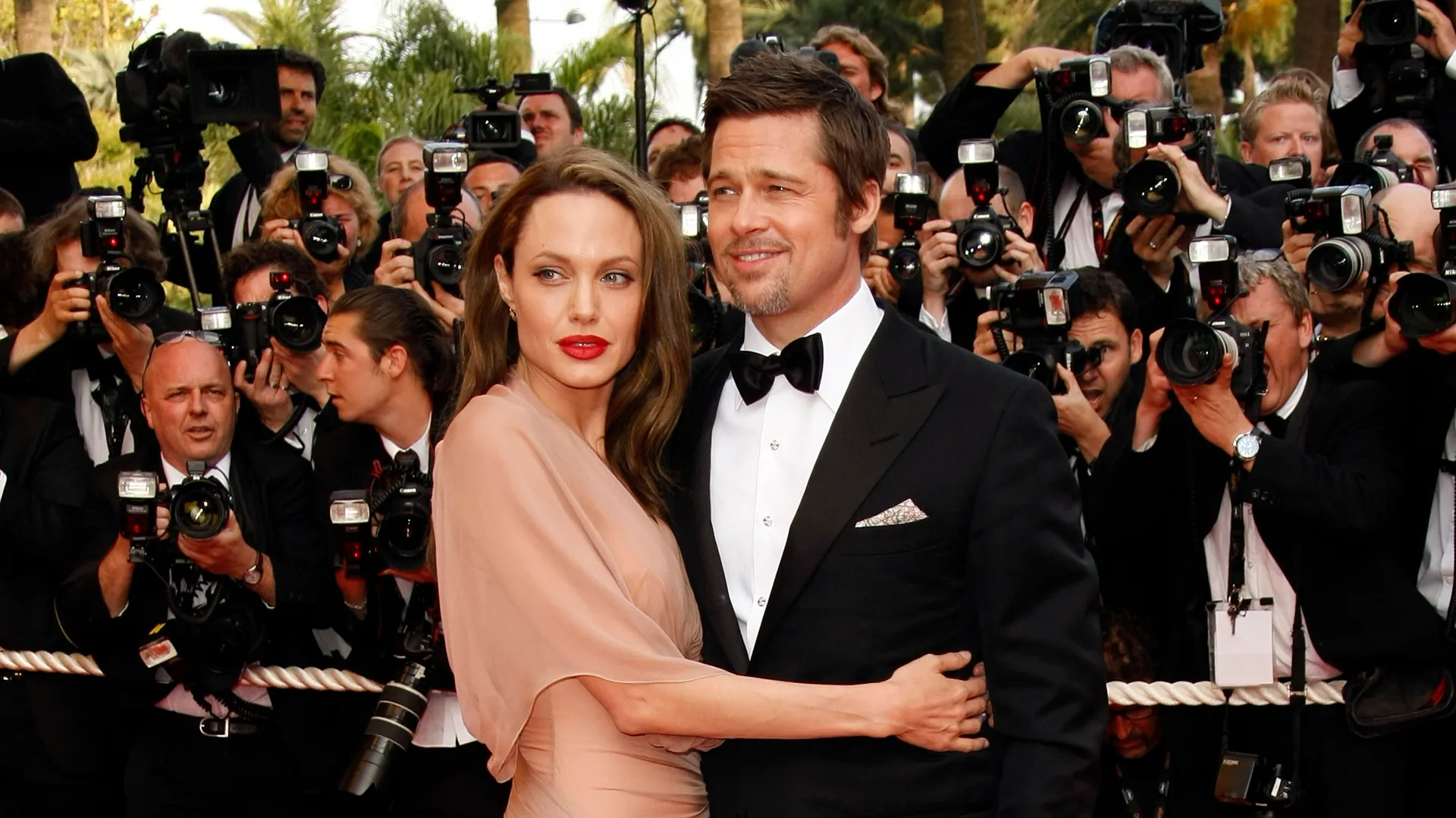 Angelina Jolie demanda a Brad Pitt y lo acusa de maltratarla físicamente