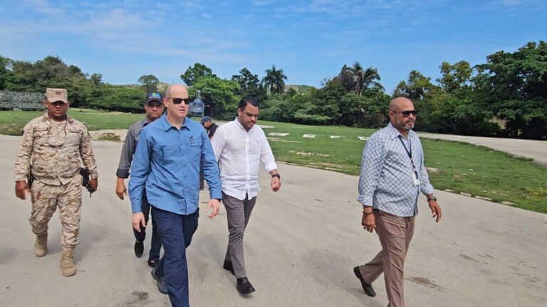 Una comisión de la Dirección General de Aduanas (DGA), arribó hoy a la frontera El Carrizal en Elías Piña