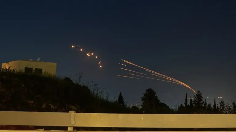 Israel lanza misiles contra Irán en represalia, según funcionarios de EE.UU.
