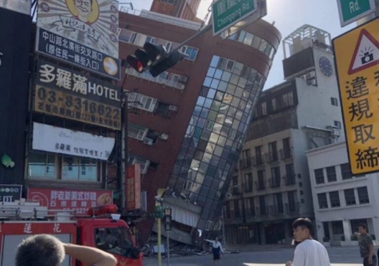 Réplicas del terremoto y alertas de tsunami amenazan a Taiwán; un edificio derrumbado