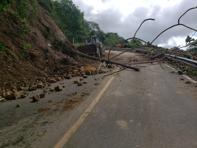 Obras Públicas trabaja en tramos de carretera de Casabito donde han ocurrido derrumbes