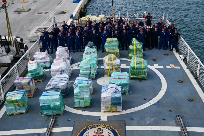 La Guardia Costera de EE.UU. desembarca 7,700 kilos de narcóticos en Florida La Guardia Costera de EE.UU. desembarca 7,700 kilos de narcóticos en Florida