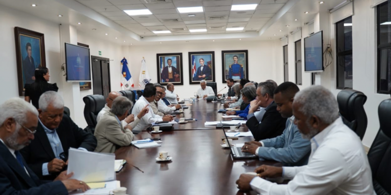 Abinader eleva a un 10 % el aumento salarial de los maestros