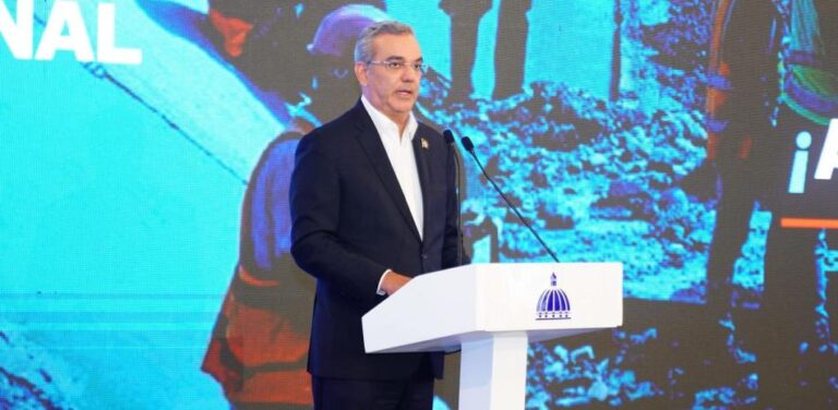 Abinader a funcionarios: “Cualquier información que la prensa requiera tiene que ser entregada inmediatamente”