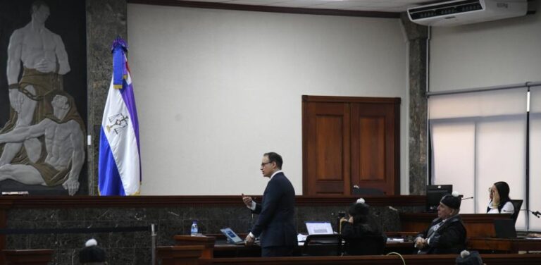 Juez decide hoy si Jean Alain irá a juicio de fondo por corrupción