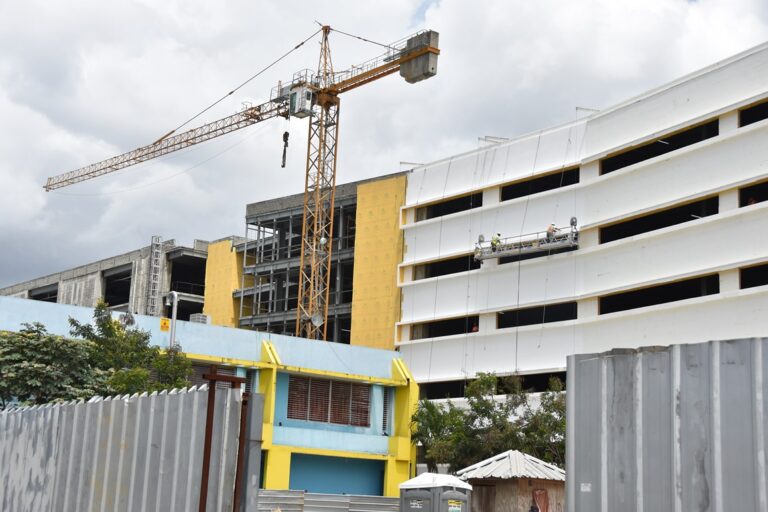 Ciudad Sanitaria “Luis E. Aybar” a la deriva