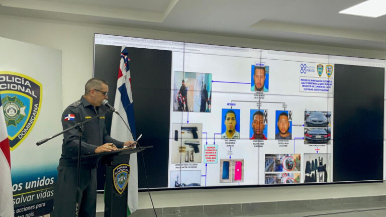 Cuatro armas, un vehículo y una motocicleta: pruebas del asalto al Banco Popular, según Policía