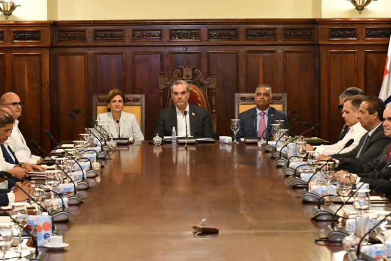 Gobierno va por las 12 reformas incluida la Constitución