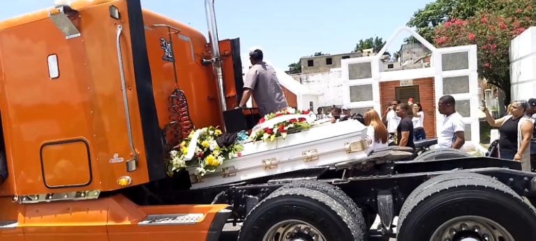 En una patana y a ritmo de bachata, trasladan restos de Richard Estrella Arias al cementerio