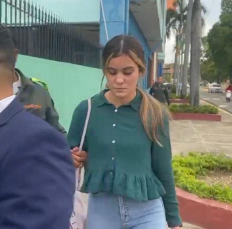 Solicita prisión preventiva contra joven acusada de atropellar a Julio César de la Rosa