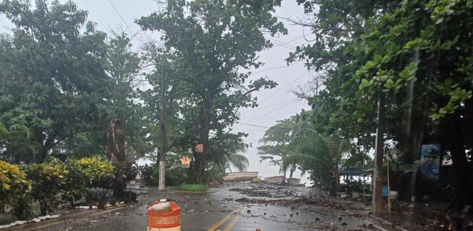 Baní fue azotada por lluvias y vientos del huracán Beryl