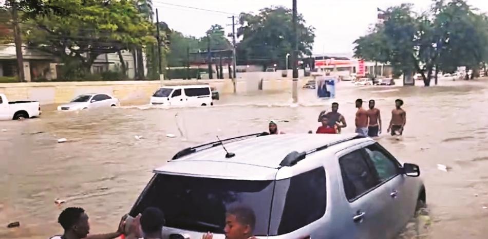 Lluvias torrenciales provocan caos e inundaciones en el Gran Santo Domingo Lluvias torrenciales provocan caos e inundaciones en el Gran Santo Domingo