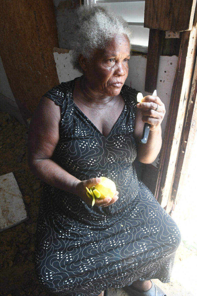 Mujer de 62 años que vende botellas espera por una promesa de ayuda del gobierno