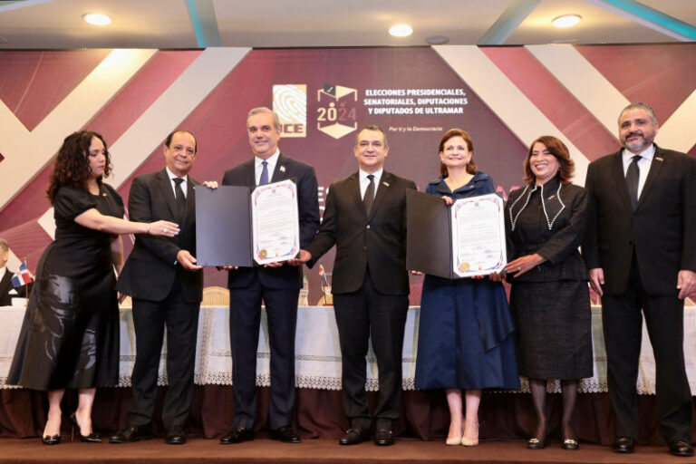 El Presidente, la Vice y senadores reciben certificados de elección de la JCE