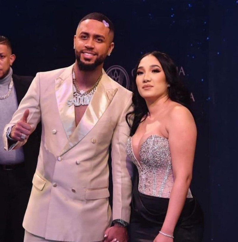 Dj Adoni desfila junto a su esposa en los Premios Heat: «El amor por siempre»