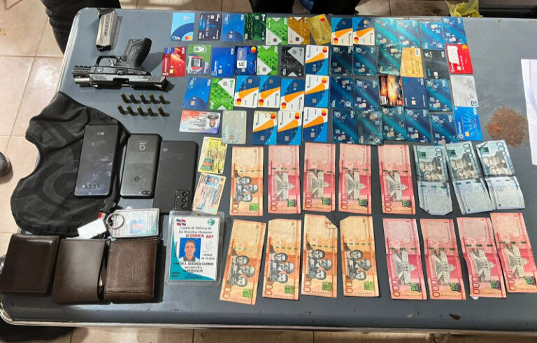 Policía Nacional arresta a tres hombres que cometían fraudes financieros en Santiago