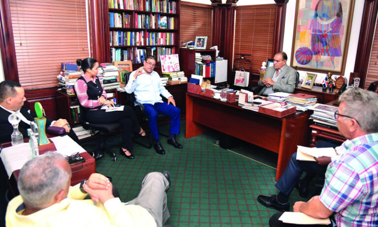 Ministro de Deportes se compromete arreglar polideportivo María Auxiliadora