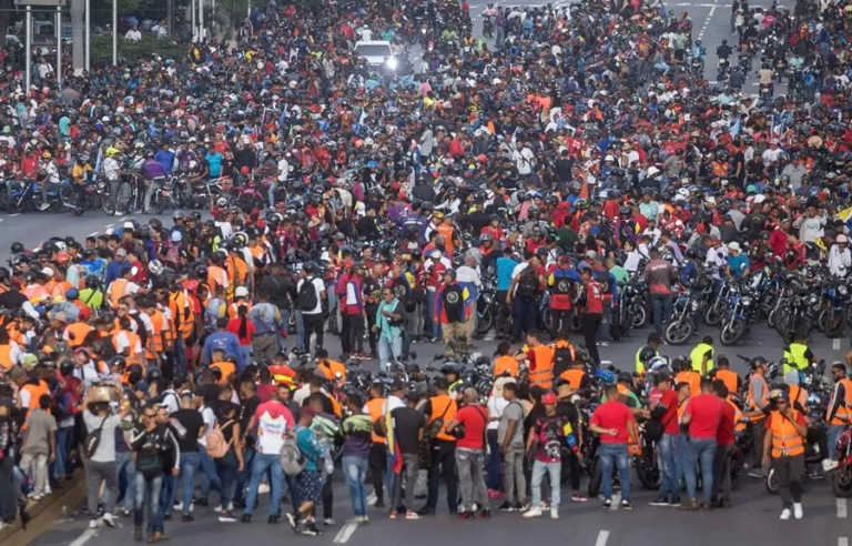 VENEZUELA: Miles salen a las calles en el inicio de la campaña