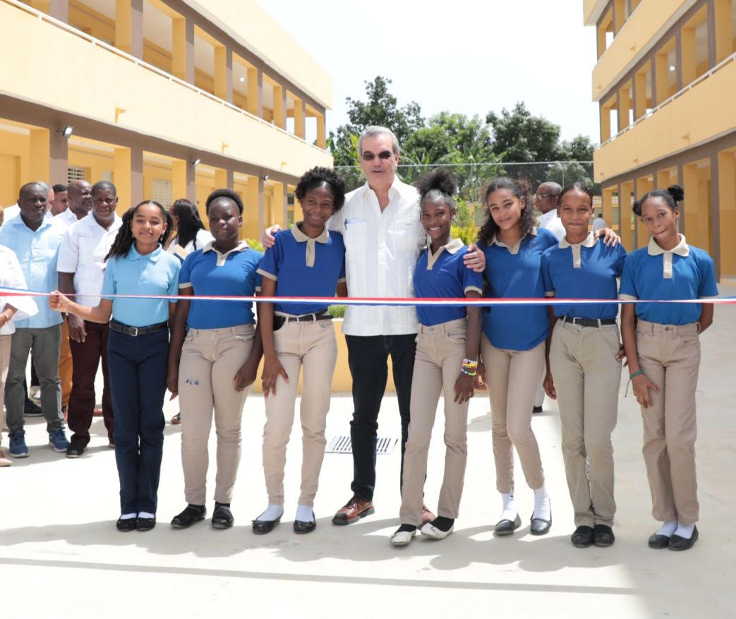 Abinader inaugura un liceo, dos estancias infantiles y otras obras
