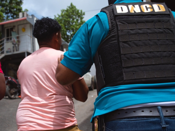 ATRAPAN A “ALIAS EL CUERVO” LIGAN A DECOMISO DE 243 PAQUETES DE COCAÍNA EN RÍO SAN JUAN