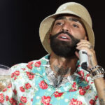 Detienen a supuesto hijo del reguetonero Arcángel en un vehículo robado y cargado de armas