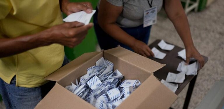Maduro “consolida” su gobierno luego comicios