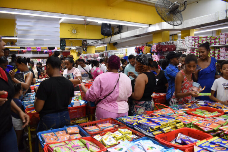 Con la queja de altos precios, largas filas y calor padres hacen compras por inicio de año escolar