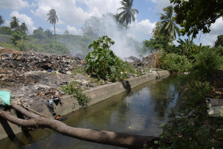 Vertedero a orilla de canal es una amenaza ambiental