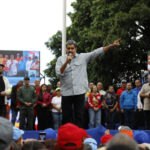 Opositores protestan y Maduro celebra