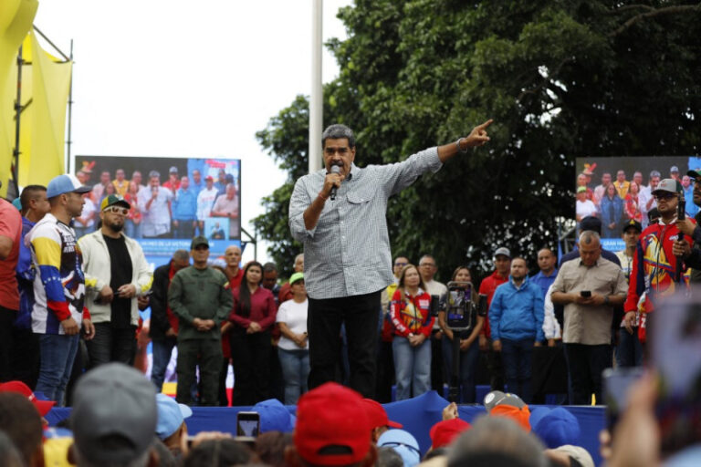Opositores protestan y Maduro celebra