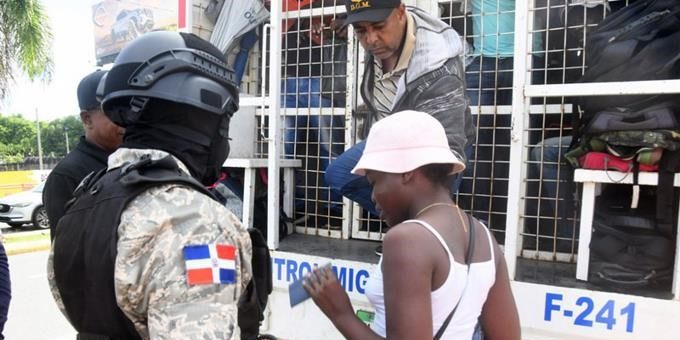 AI pide Abinader en esta gestión detenga la “política racista»