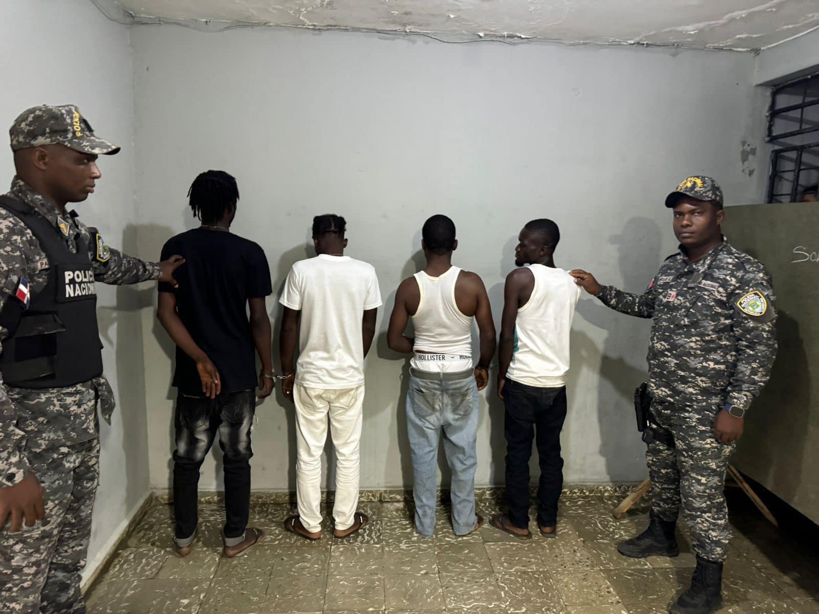 En Monte Plata detienen cuatro haitianos armas blancas y drogas