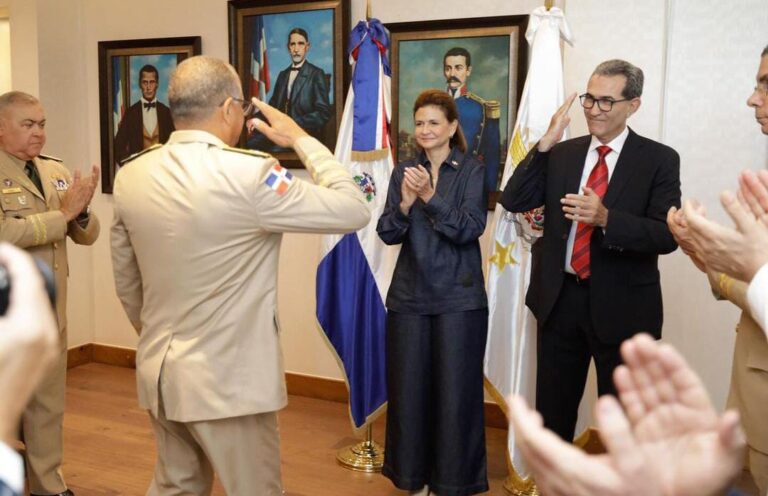 Vicepresidenta Peña juramenta al nuevo Ministro de Defensa de RD