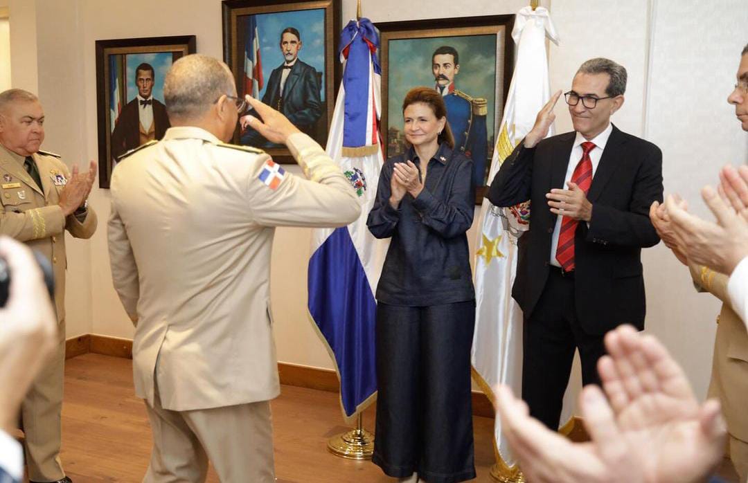 Vicepresidenta Peña juramenta al nuevo Ministro de Defensa de RD
