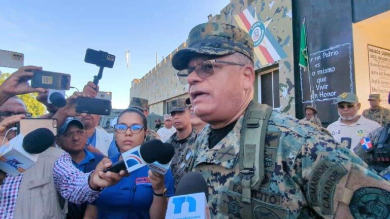 Designan al teniente general Carlos Antonio Fernández Onofre como ministro de Defensa.