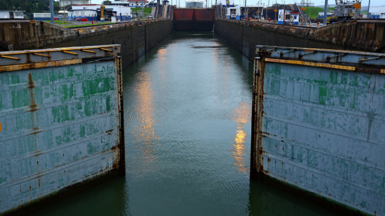¡Buenas noticias! El canal de Panamá vuelve a elevar los 36 cruces diarios tras la sequía