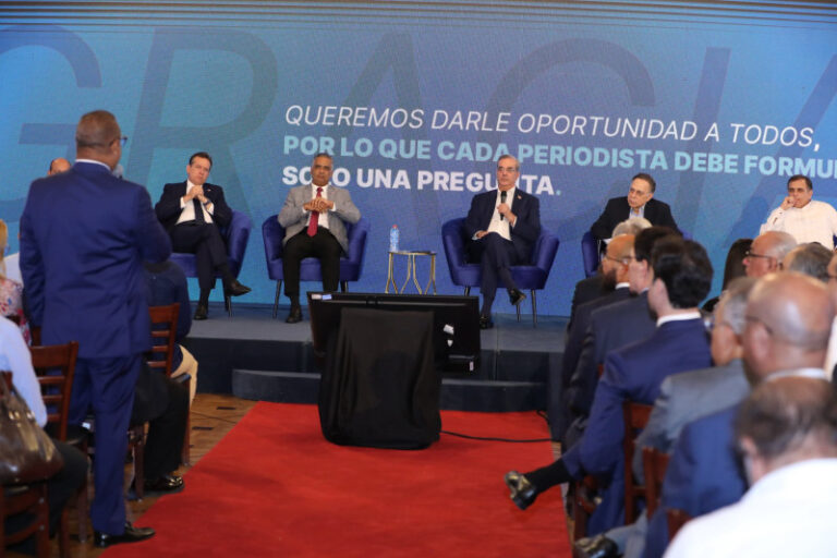 Gobierno dice redes en sobrecarga y conexiones ilegales son causa de apagones y averías