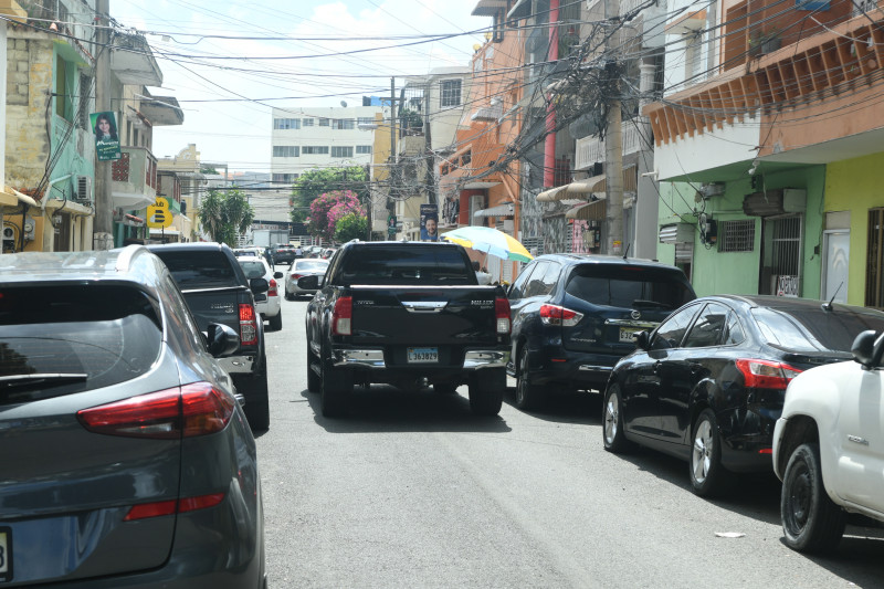 El doble parqueo causa caos en vías del Distrito