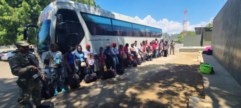 Autobús con destino a Santo Domingo es detenido lleno de haitianos con estatus migratorio irregular
