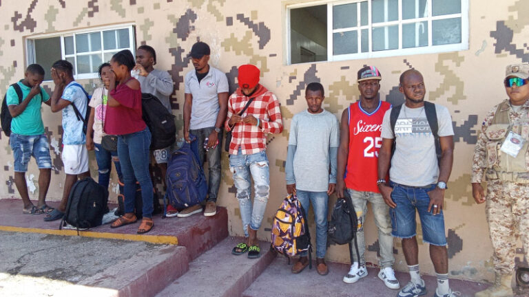 Cesfront apresa autobús con 10 haitianos indocumentados en Pedernales