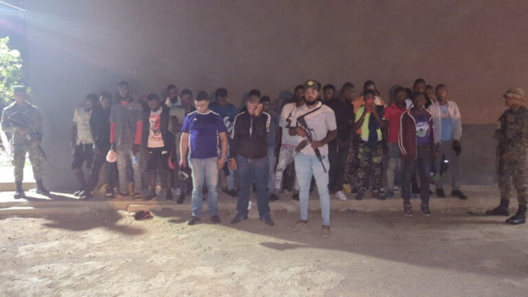 Detienen camión en Valverde donde iban 29 haitianos escondidos debajo de huacales