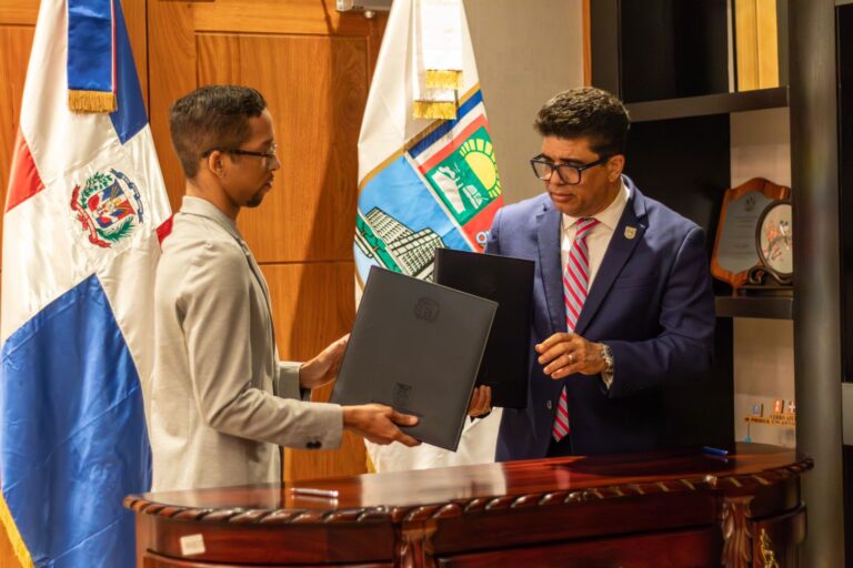 Alcaldía SDE y Parley for the Oceans empiezan proceso de reciclaje de plásticos en más de 2 mil Hogares.